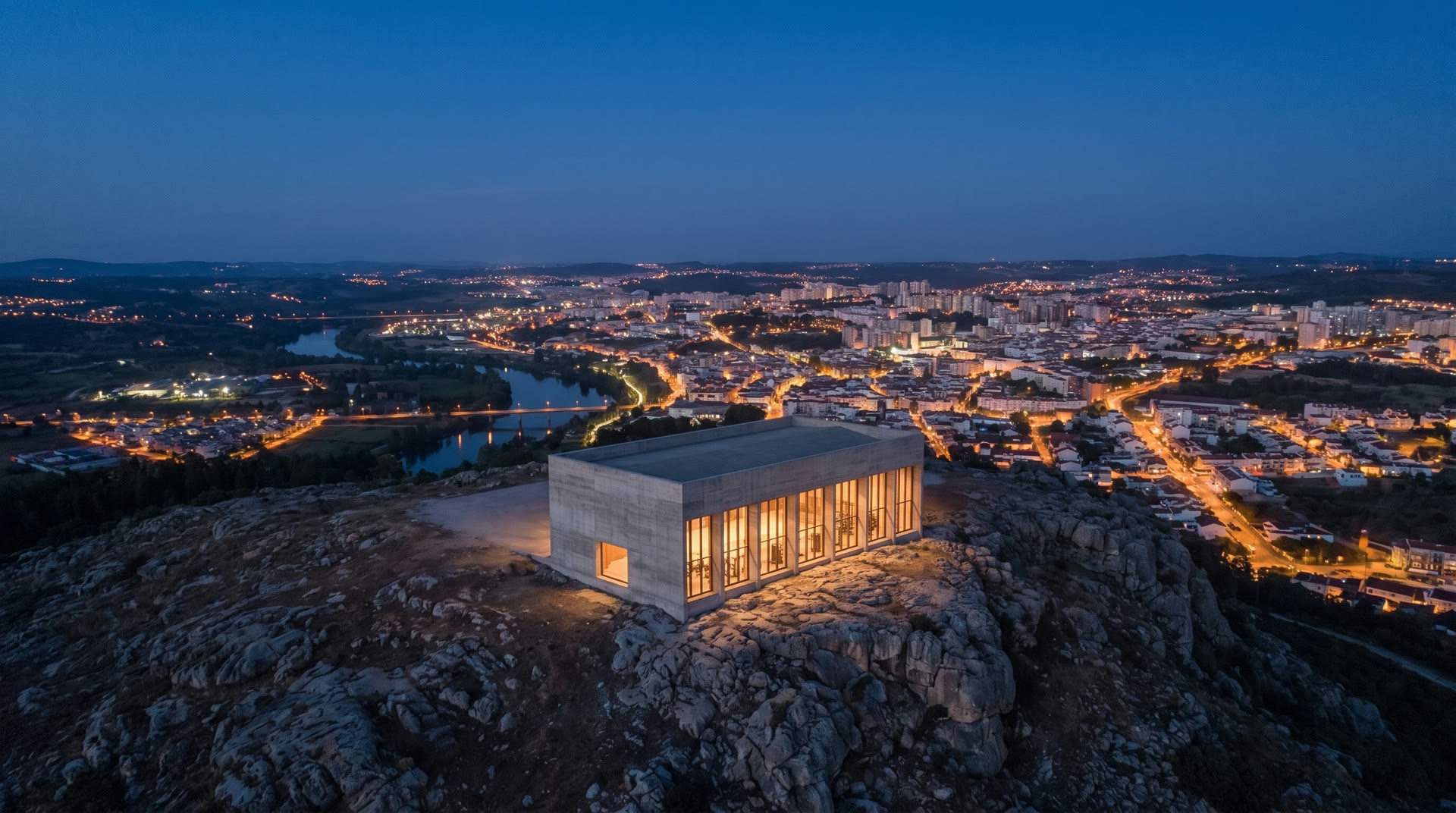 Le pavillon ATLAS sur les hauteurs de Lyon, la ville en lumières en contrebas